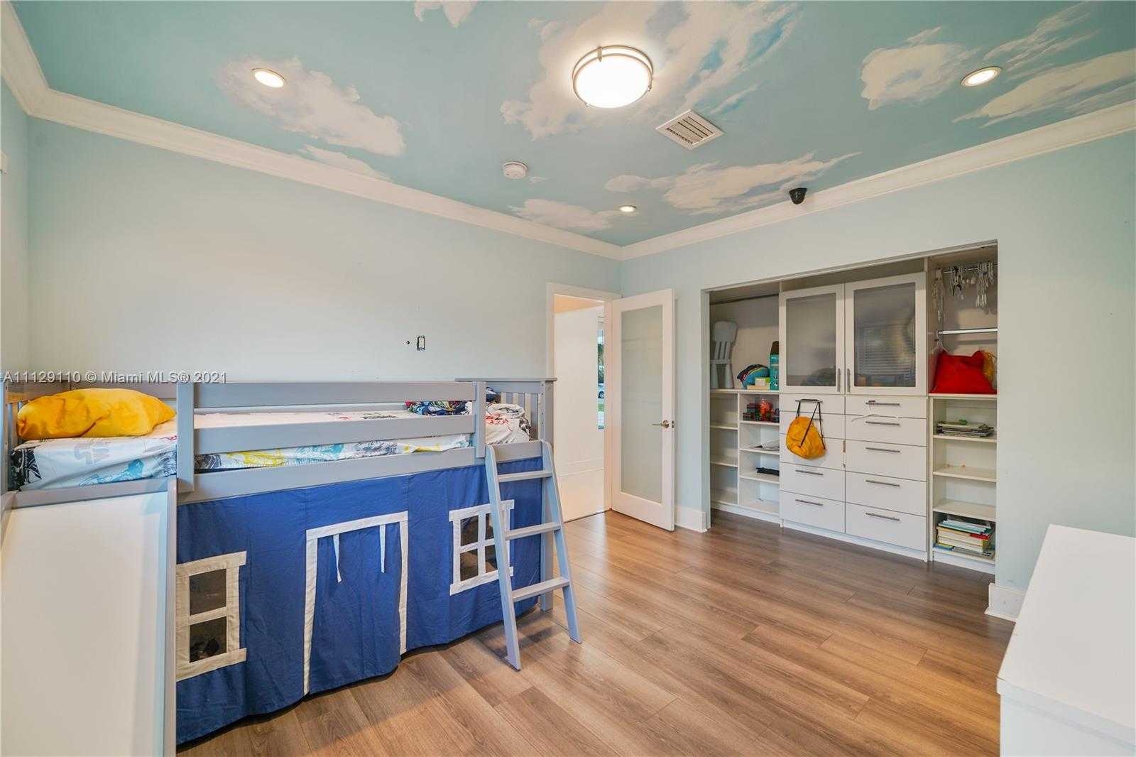 Small Image of 2095 N Hibiscus Dr, North Miami, FL 33181, USA Number 33