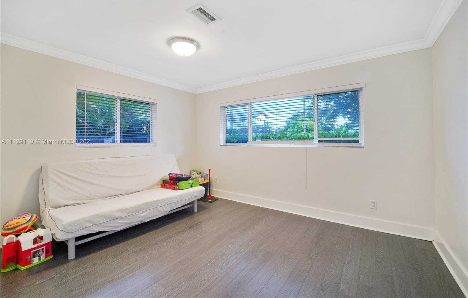Small Image of 2095 N Hibiscus Dr, North Miami, FL 33181, USA Number 35