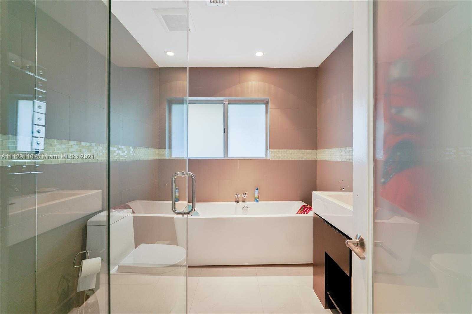 Small Image of 2095 N Hibiscus Dr, North Miami, FL 33181, USA Number 36