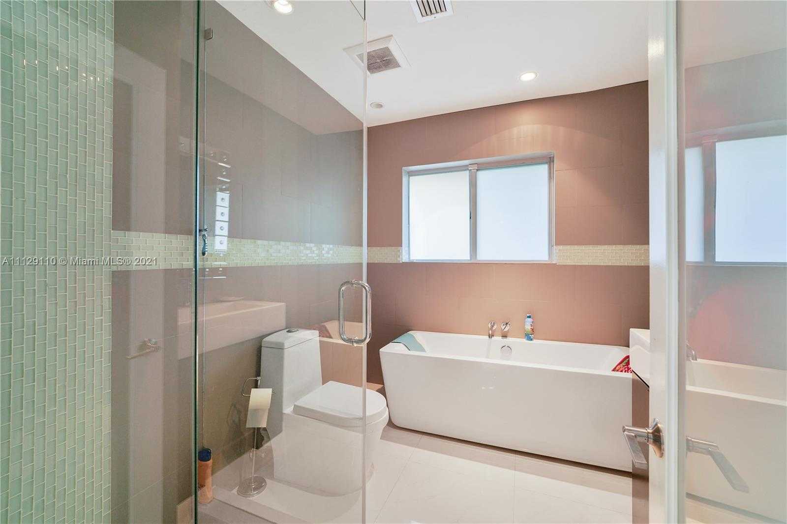 Small Image of 2095 N Hibiscus Dr, North Miami, FL 33181, USA Number 37