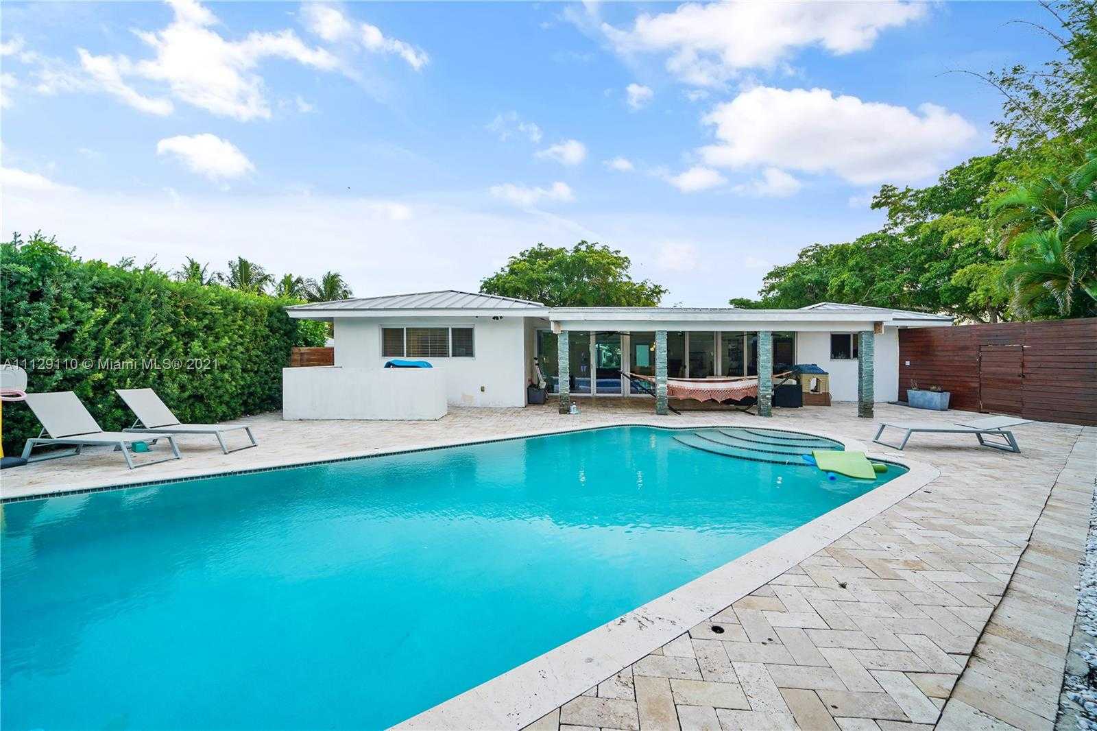 Small Image of 2095 N Hibiscus Dr, North Miami, FL 33181, USA Number 39