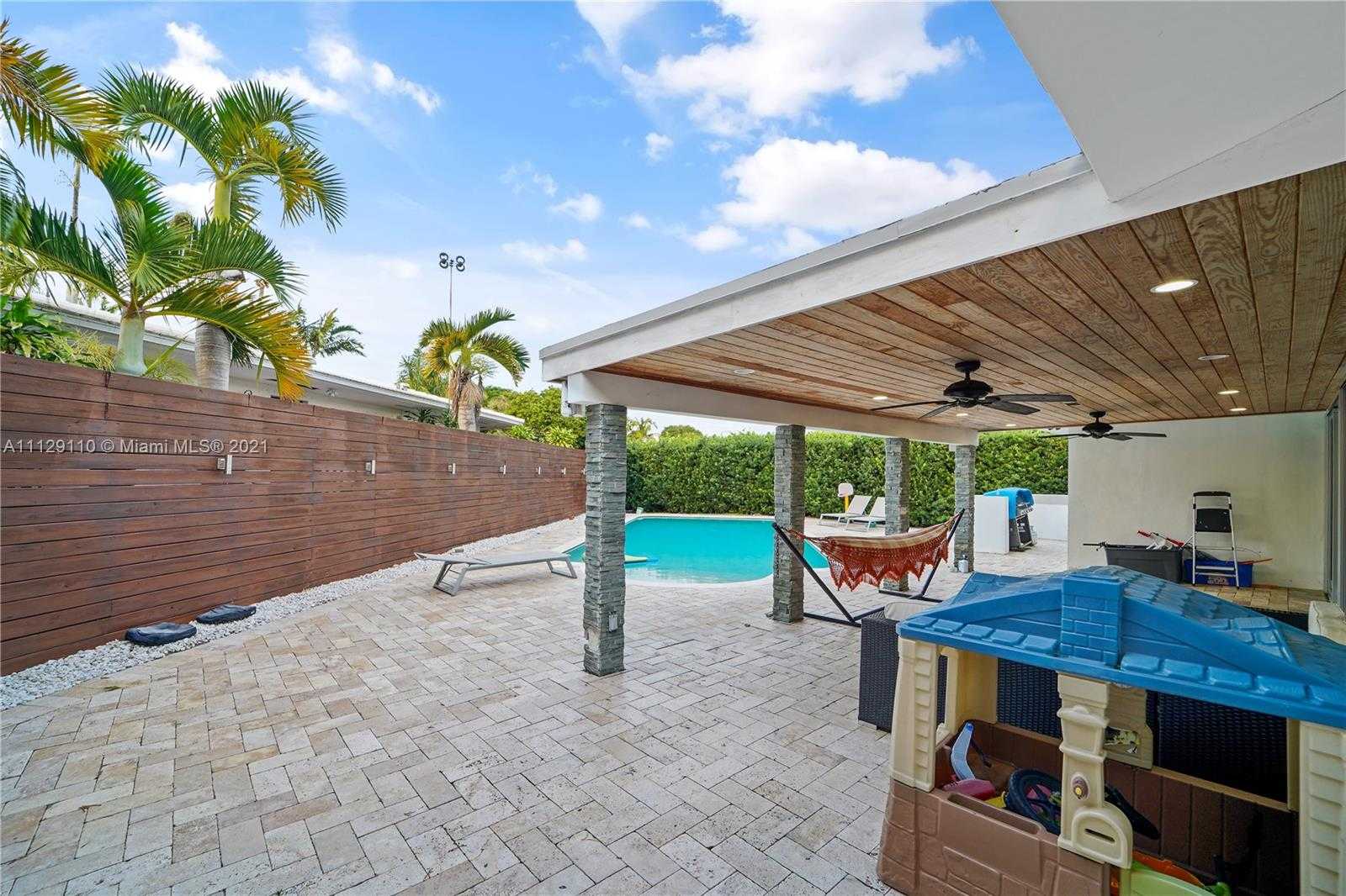 Small Image of 2095 N Hibiscus Dr, North Miami, FL 33181, USA Number 43
