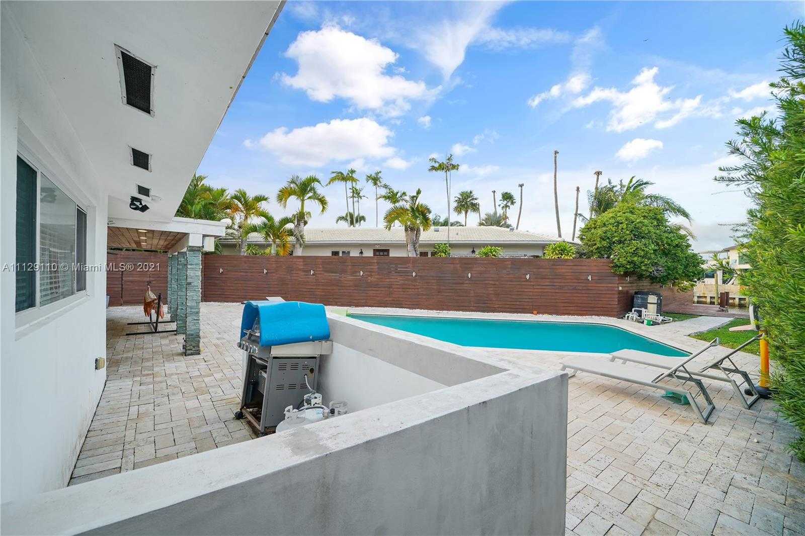 Small Image of 2095 N Hibiscus Dr, North Miami, FL 33181, USA Number 45
