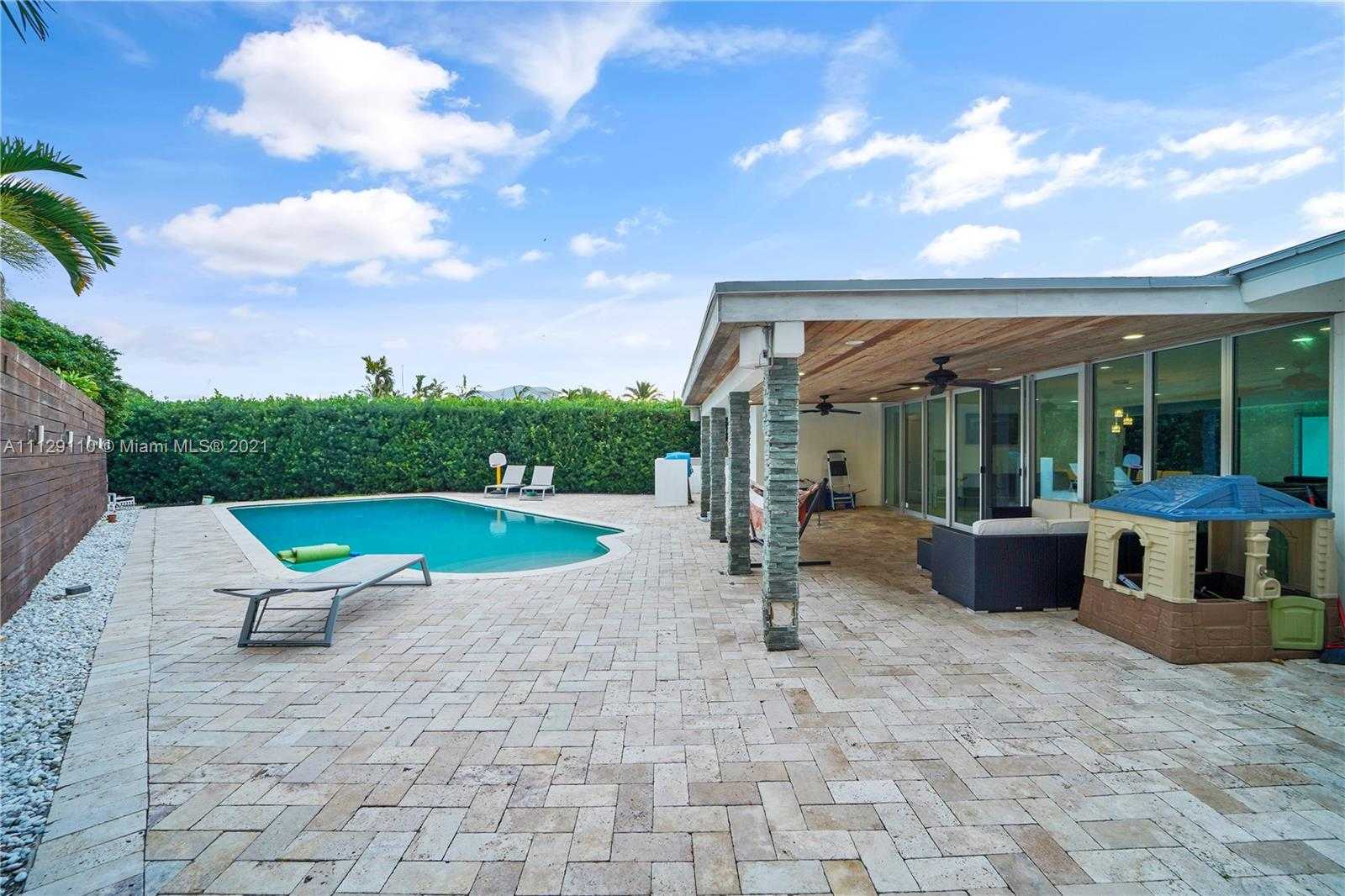 Small Image of 2095 N Hibiscus Dr, North Miami, FL 33181, USA Number 46