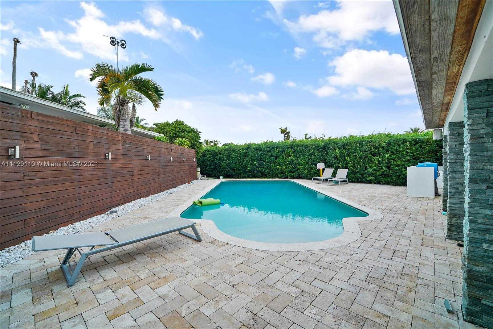Small Image of 2095 N Hibiscus Dr, North Miami, FL 33181, USA Number 47