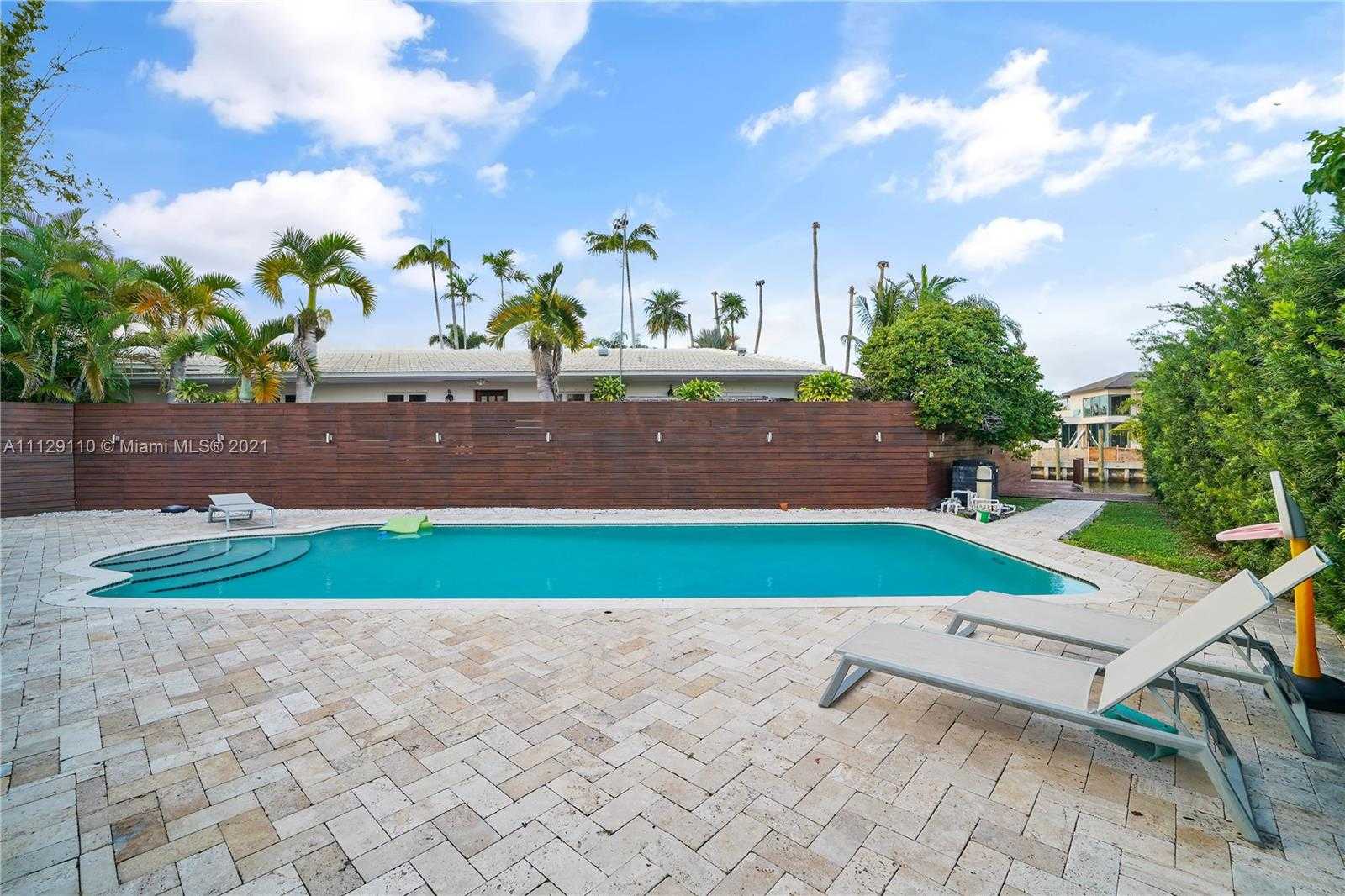Small Image of 2095 N Hibiscus Dr, North Miami, FL 33181, USA Number 48