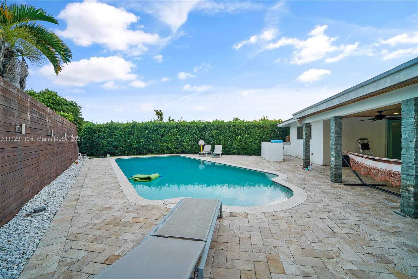 Small Image of 2095 N Hibiscus Dr, North Miami, FL 33181, USA Number 49