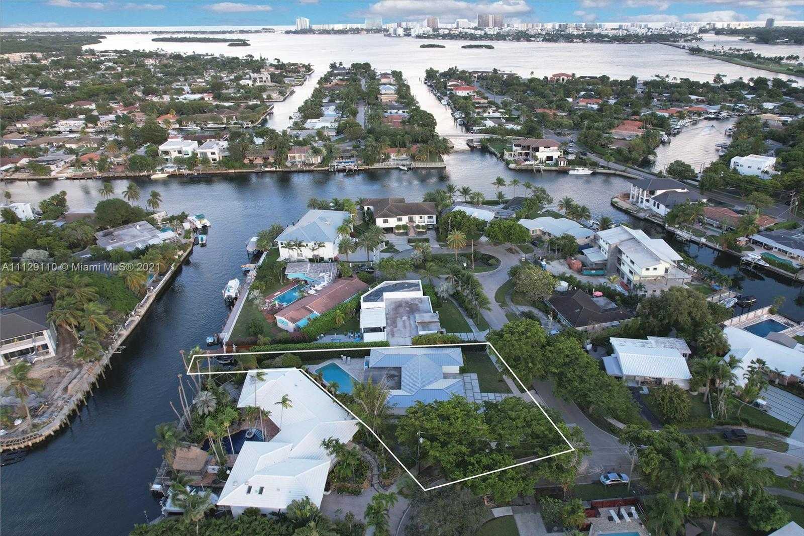 Small Image of 2095 N Hibiscus Dr, North Miami, FL 33181, USA Number 5
