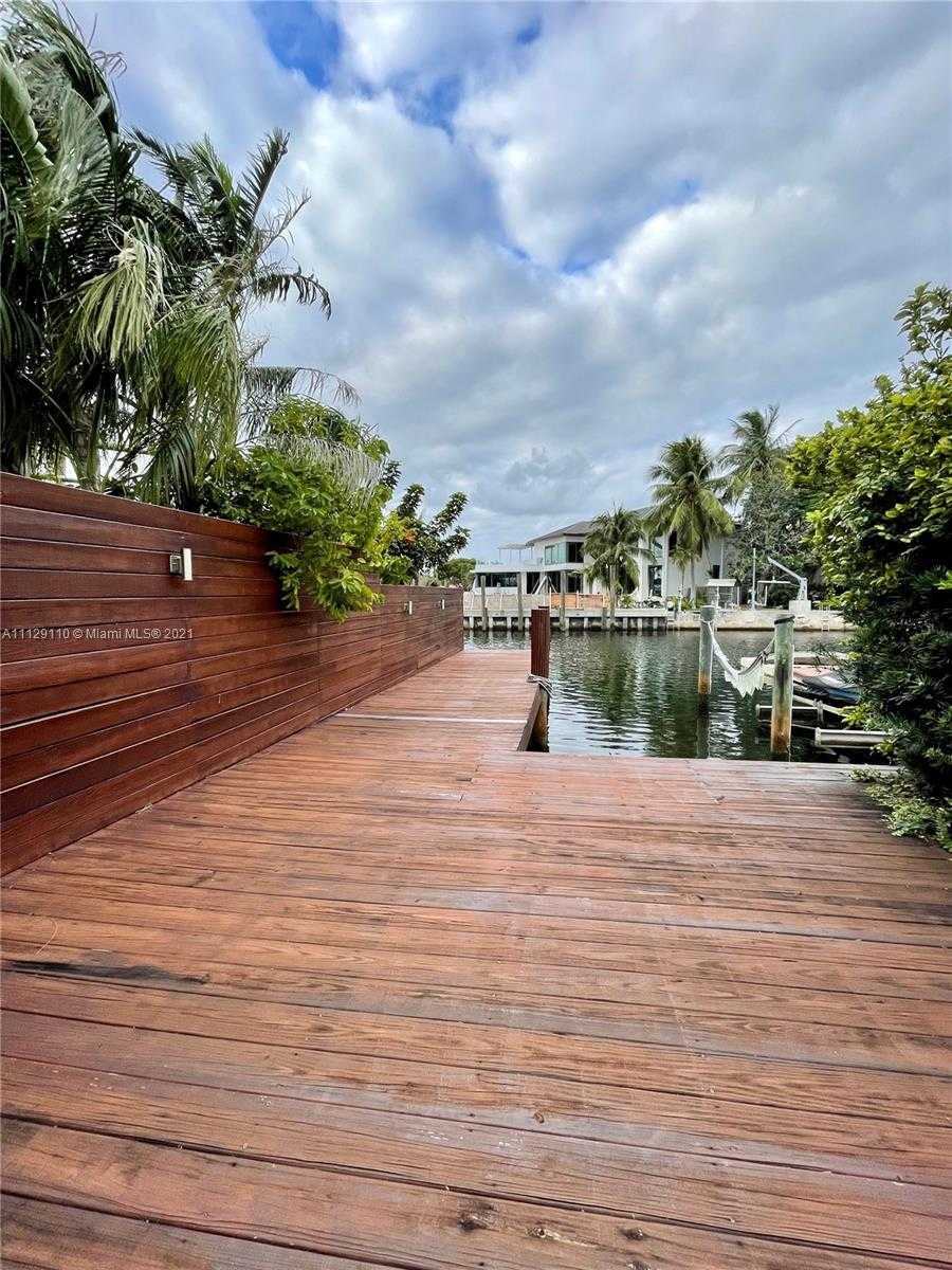 Small Image of 2095 N Hibiscus Dr, North Miami, FL 33181, USA Number 51