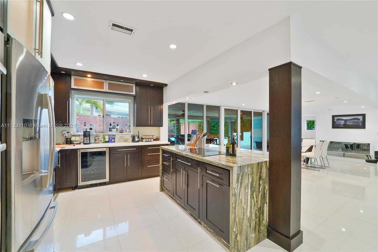 Small Image of 2095 N Hibiscus Dr, North Miami, FL 33181, USA Number 6