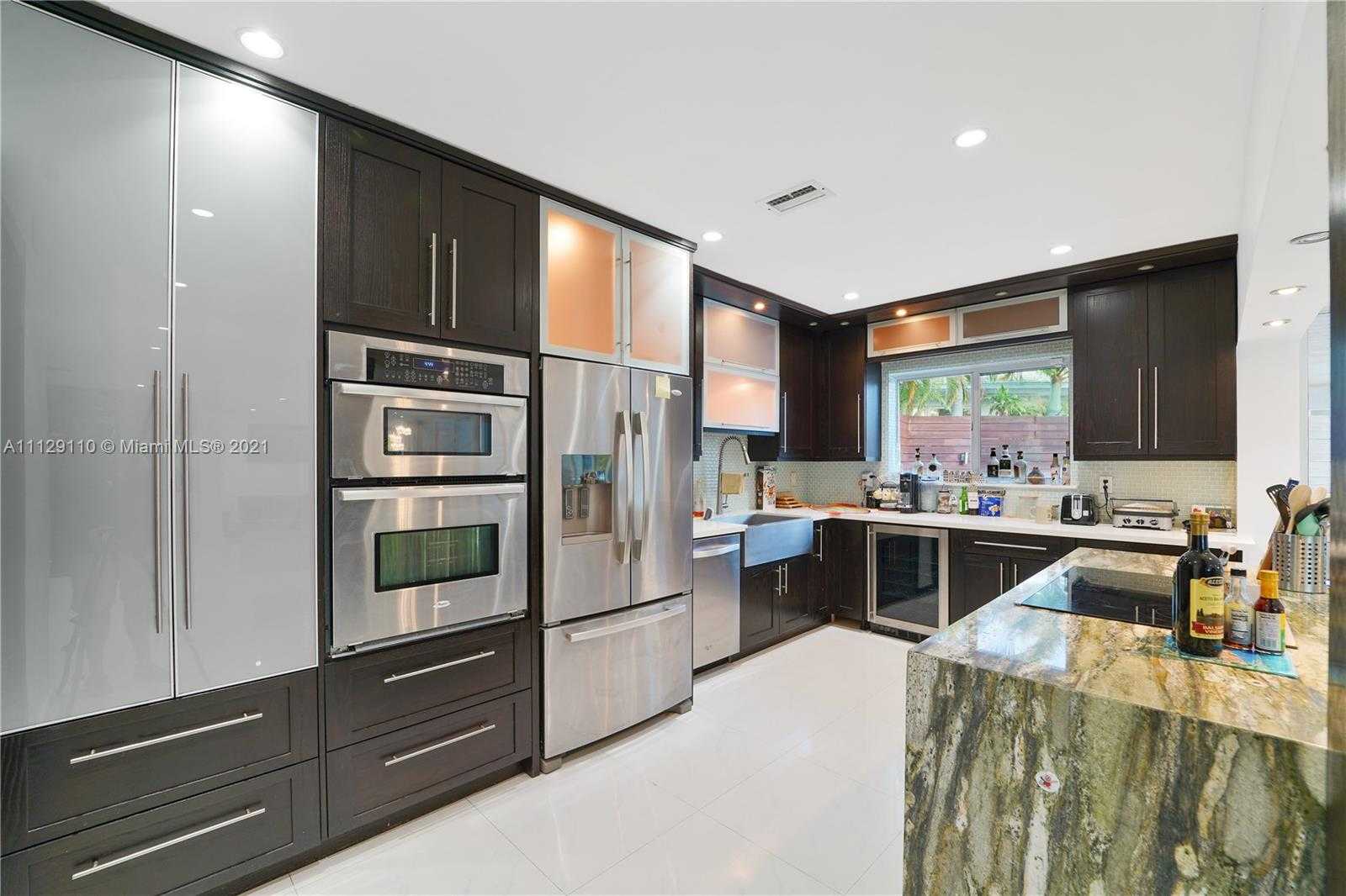 Small Image of 2095 N Hibiscus Dr, North Miami, FL 33181, USA Number 7