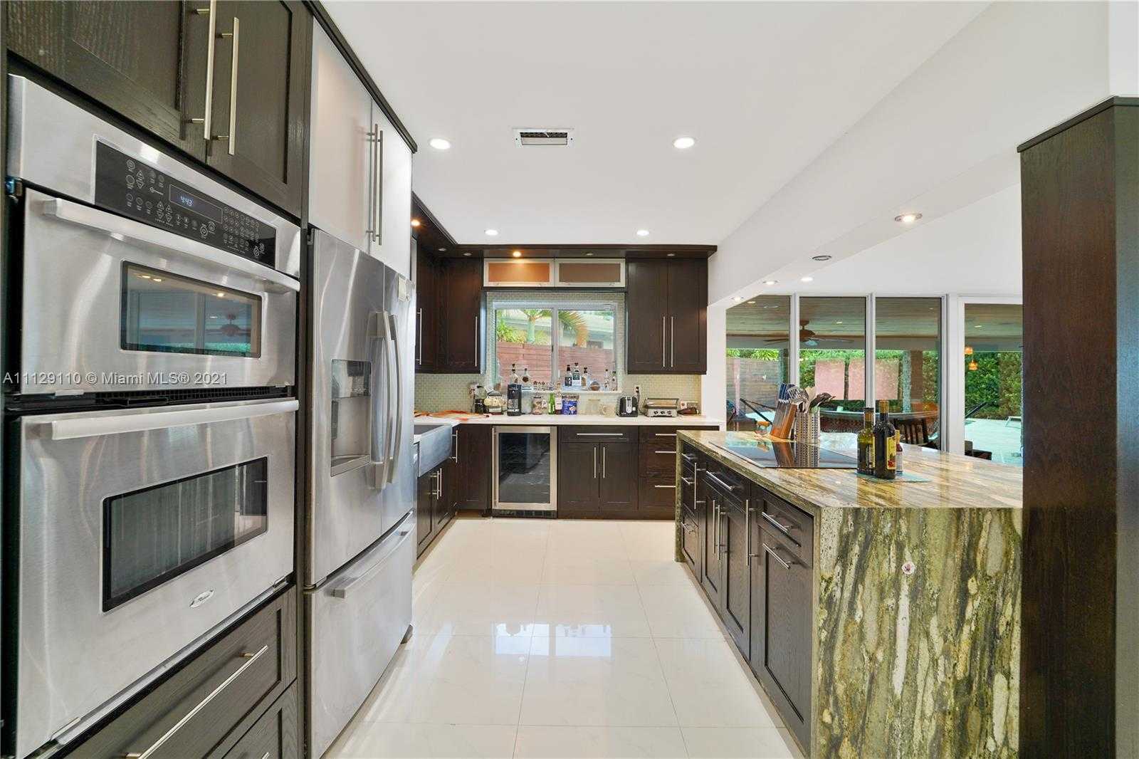 Small Image of 2095 N Hibiscus Dr, North Miami, FL 33181, USA Number 8