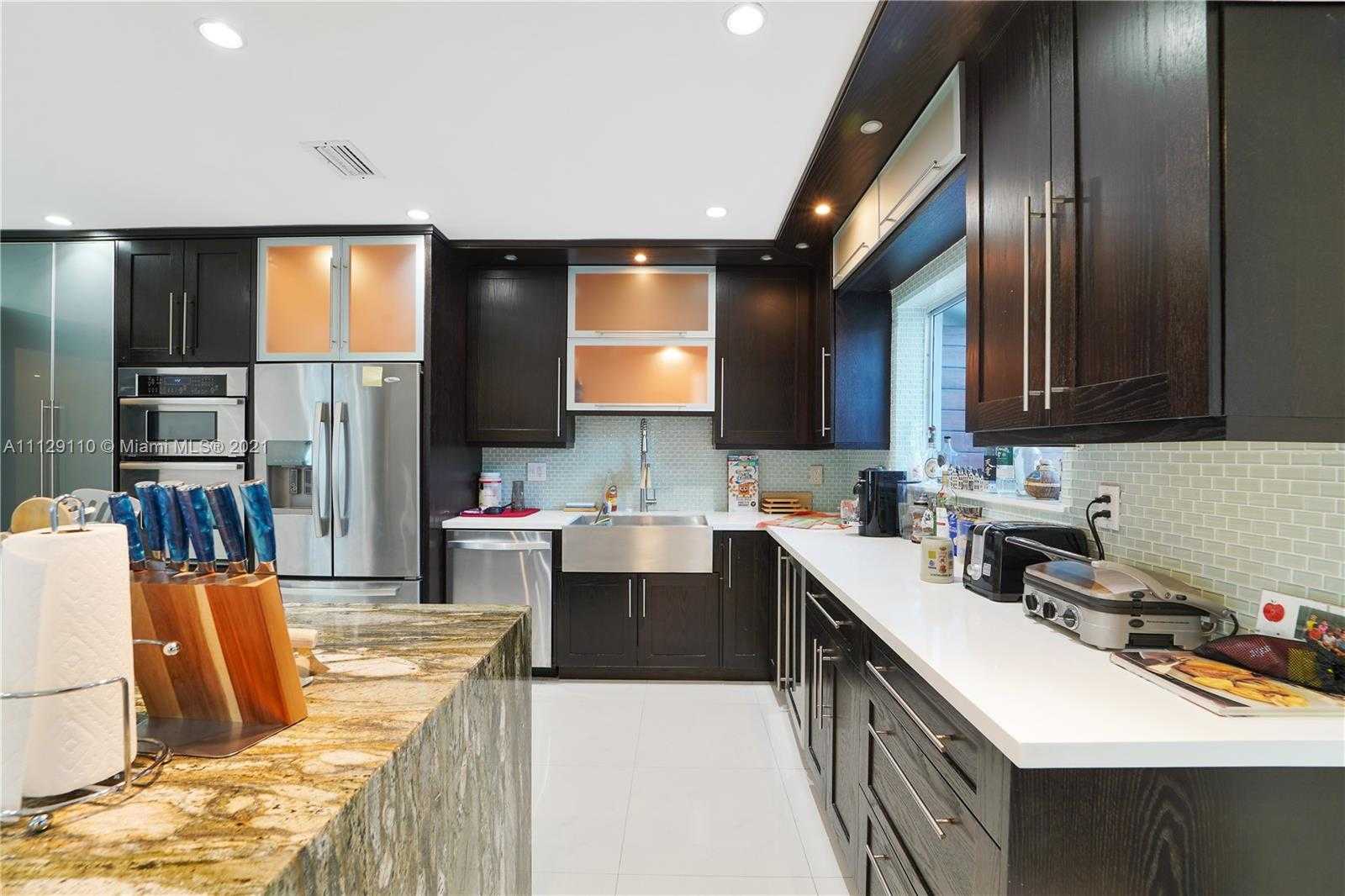 Small Image of 2095 N Hibiscus Dr, North Miami, FL 33181, USA Number 9