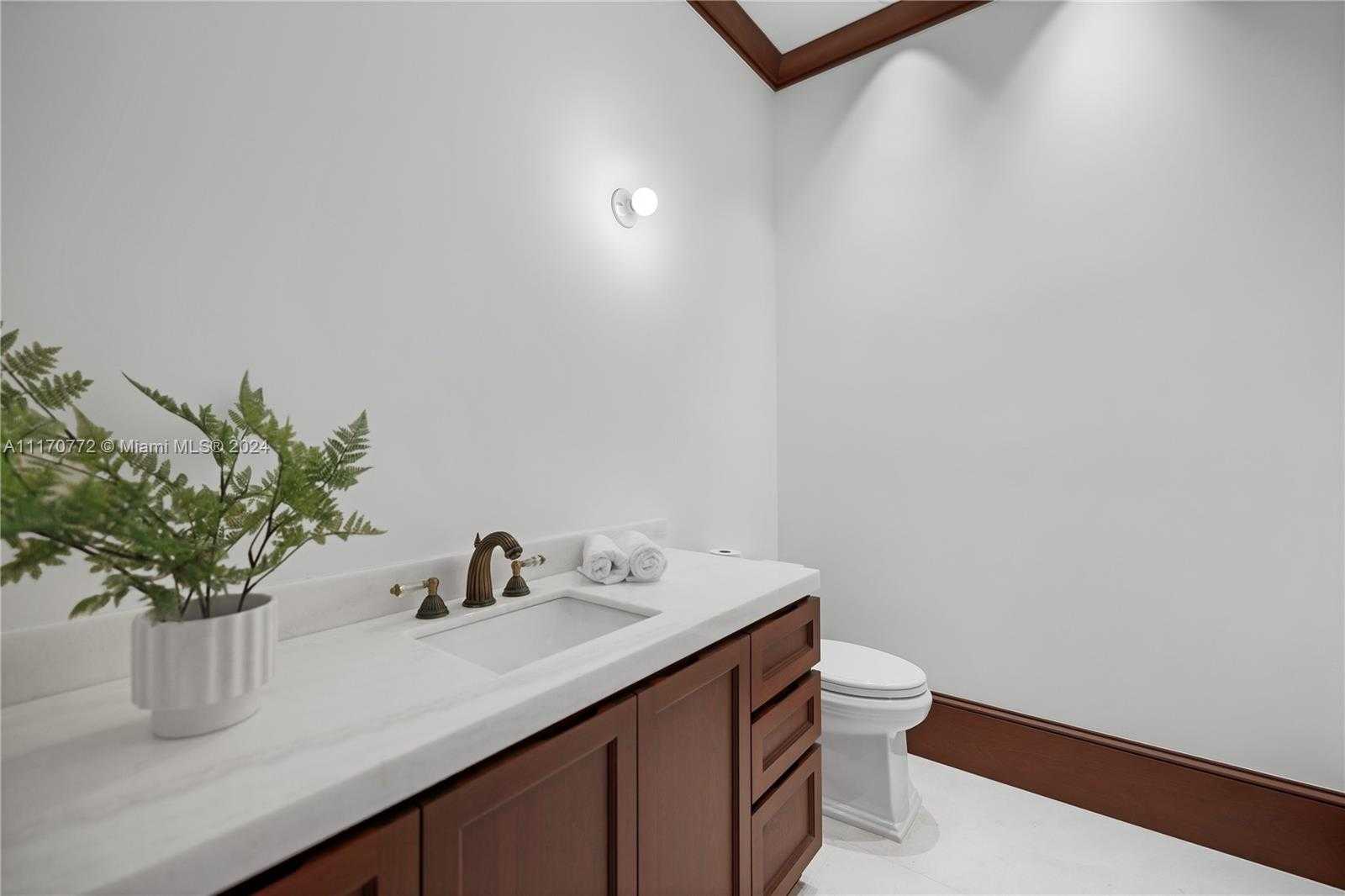 Small Image of 100 BISCAY DR, Bal Harbour Number 40