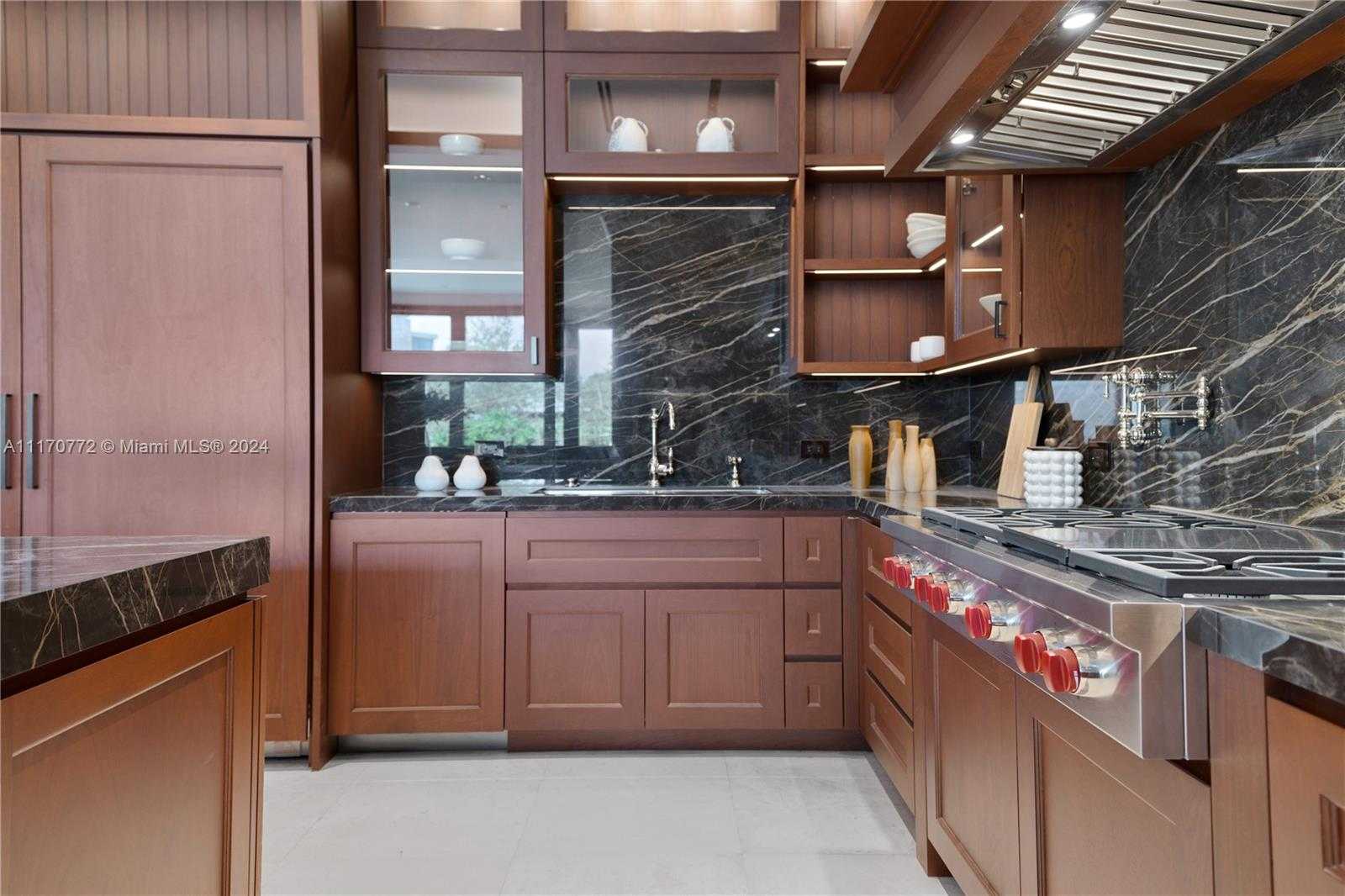 Small Image of 100 BISCAY DR, Bal Harbour Number 8