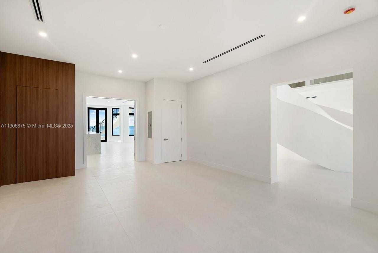 Small Image of 2405 COCO PLUM DR, Marathon Number 25