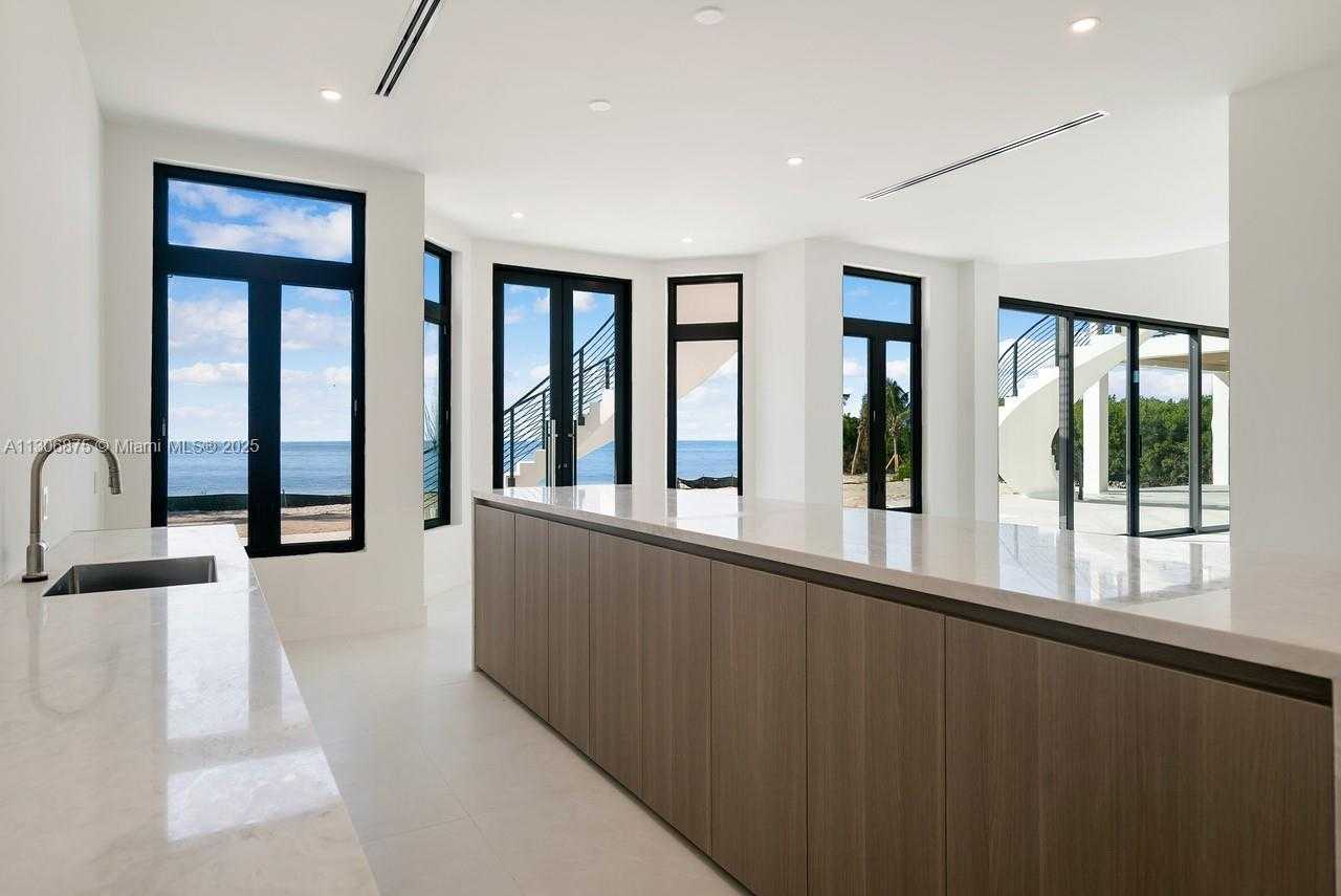 Small Image of 2405 COCO PLUM DR, Marathon Number 27