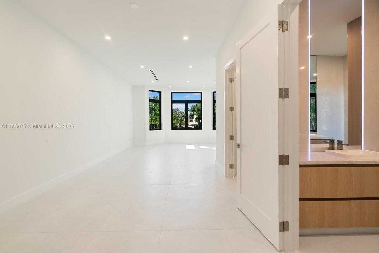 Small Image of 2405 COCO PLUM DR, Marathon Number 33