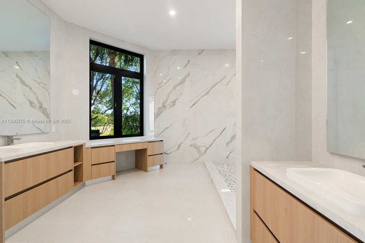 Small Image of 2405 COCO PLUM DR, Marathon Number 38