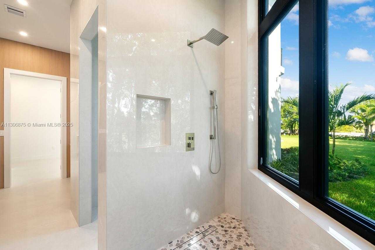 Small Image of 2405 COCO PLUM DR, Marathon Number 39