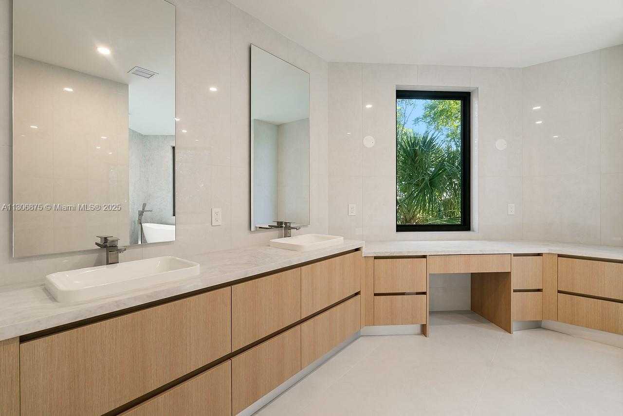 Small Image of 2405 COCO PLUM DR, Marathon Number 45