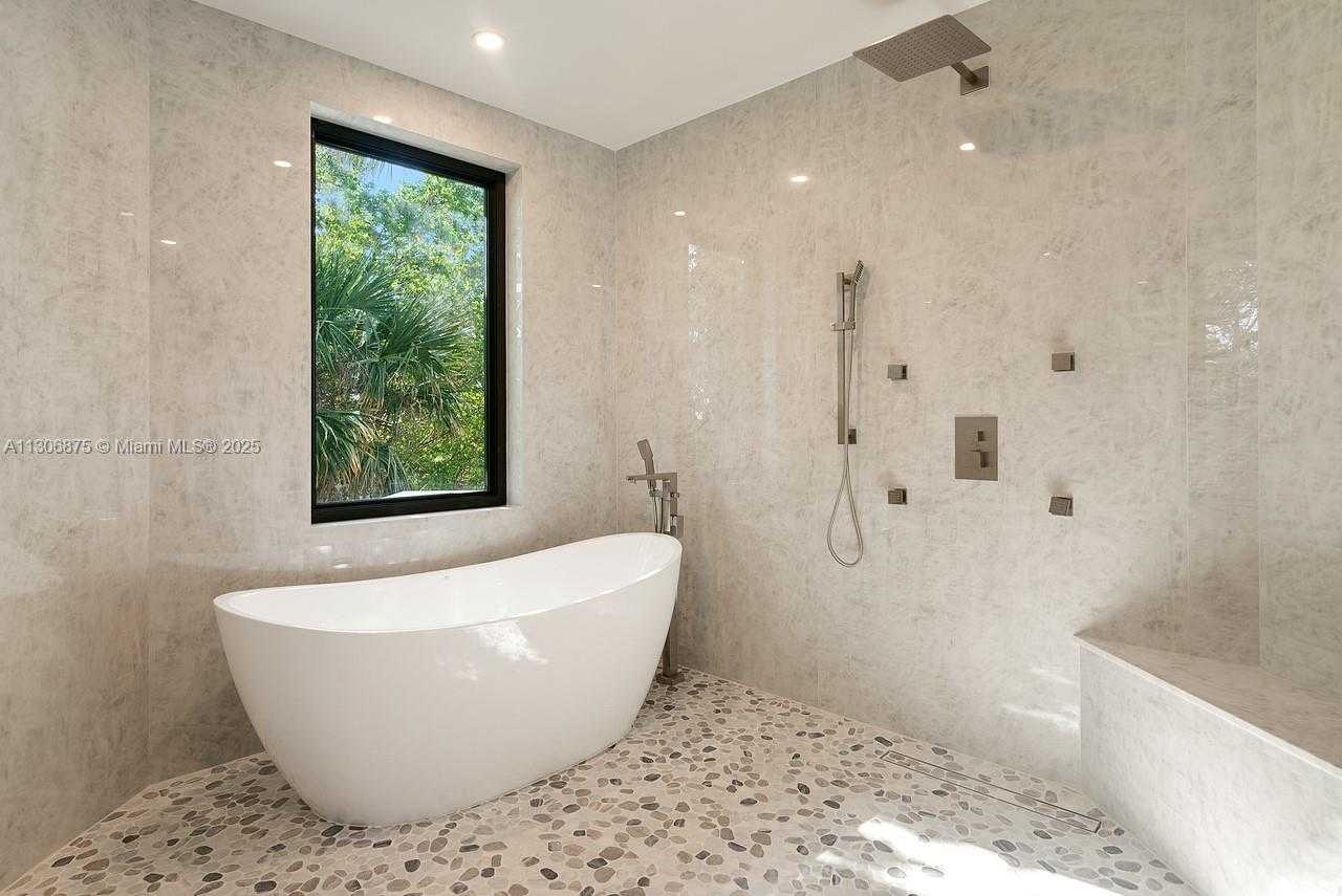 Small Image of 2405 COCO PLUM DR, Marathon Number 46