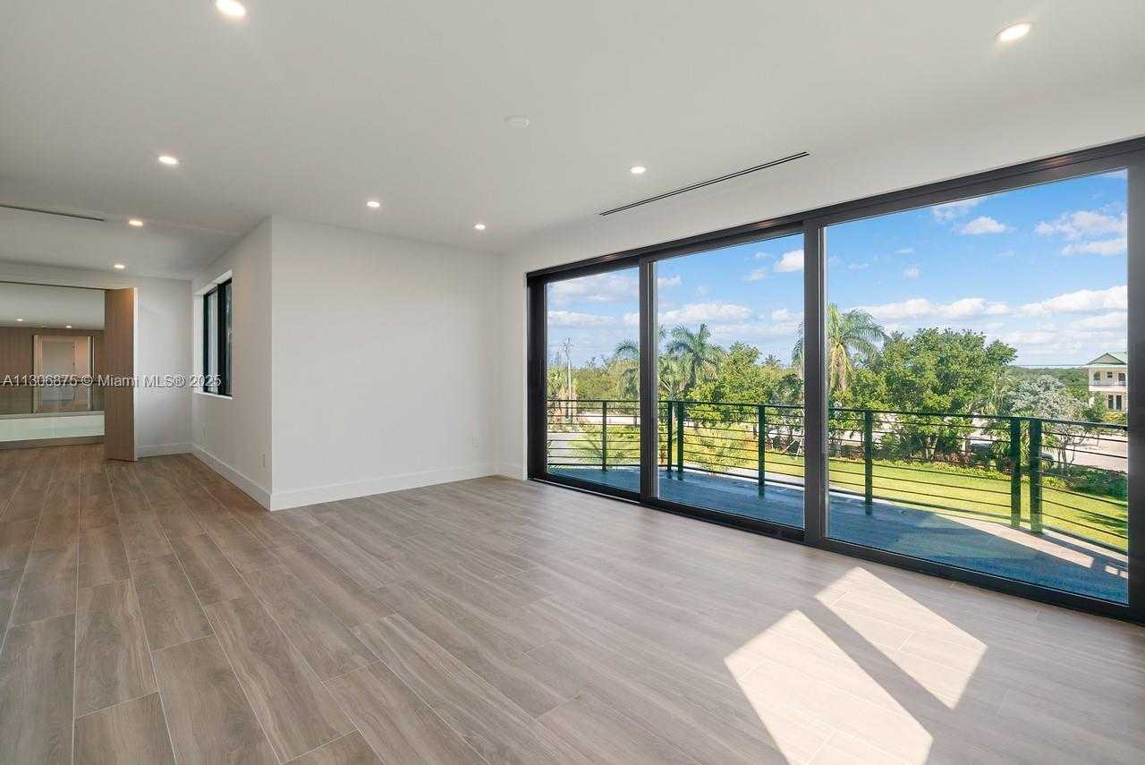 Small Image of 2405 COCO PLUM DR, Marathon Number 49