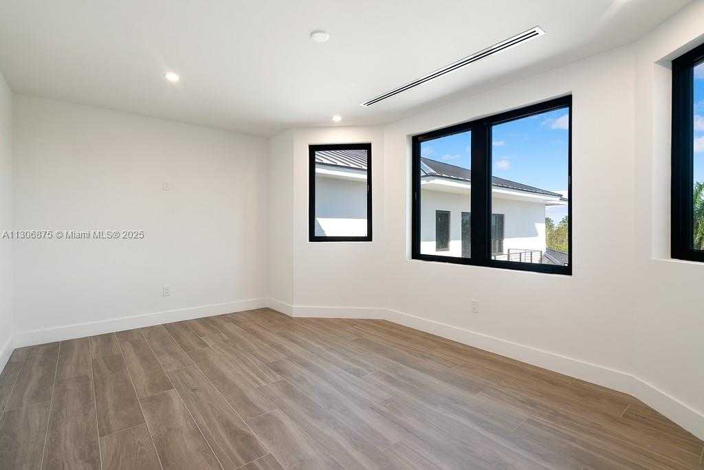 Small Image of 2405 COCO PLUM DR, Marathon Number 51