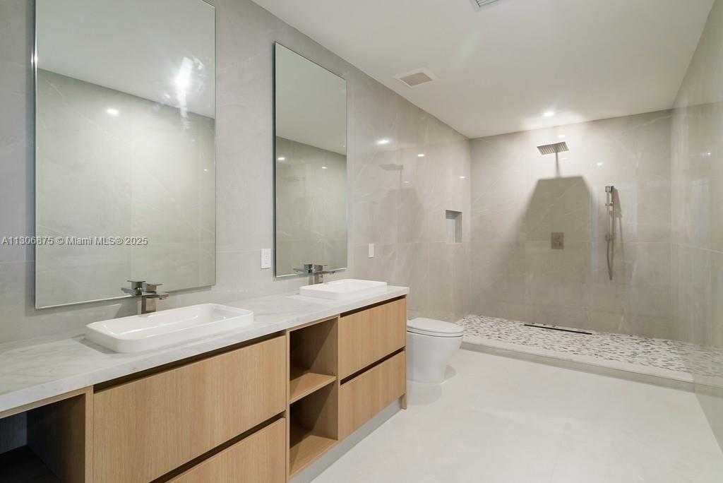 Small Image of 2405 COCO PLUM DR, Marathon Number 53