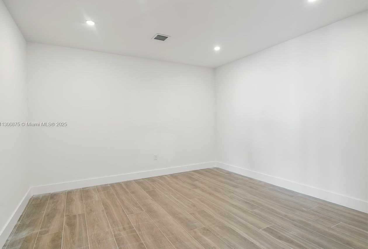 Small Image of 2405 COCO PLUM DR, Marathon Number 65