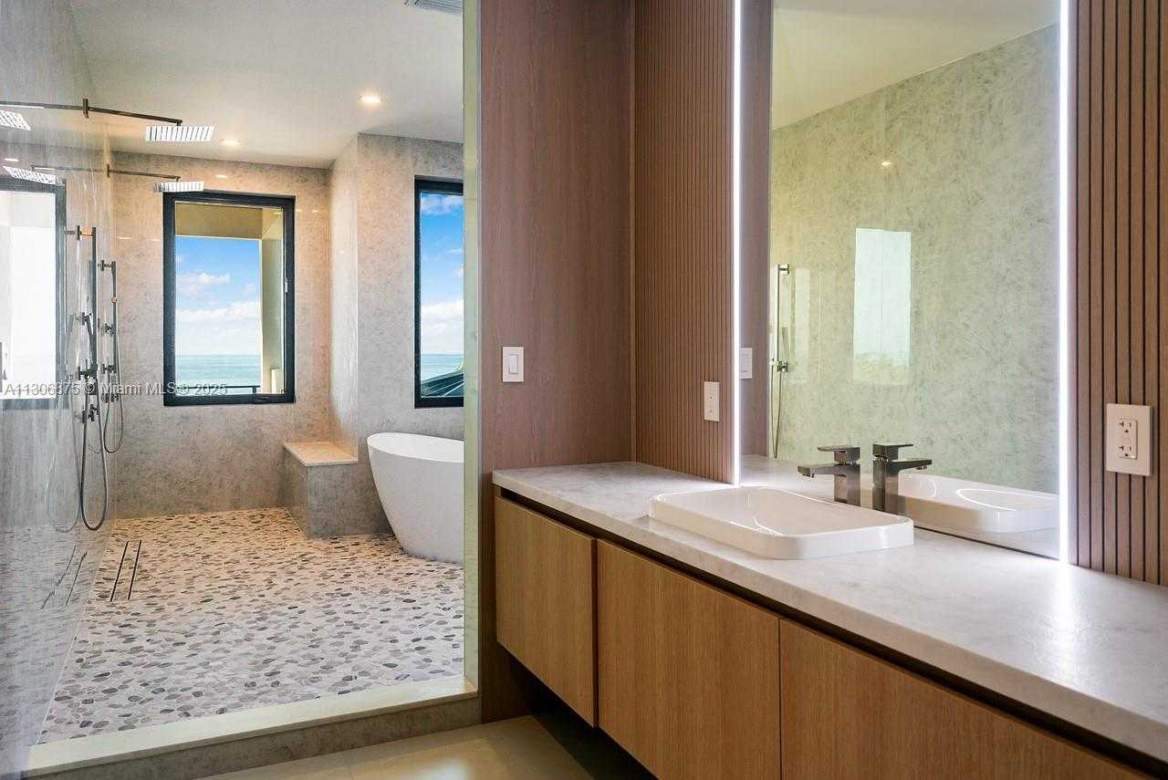 Small Image of 2405 COCO PLUM DR, Marathon Number 67