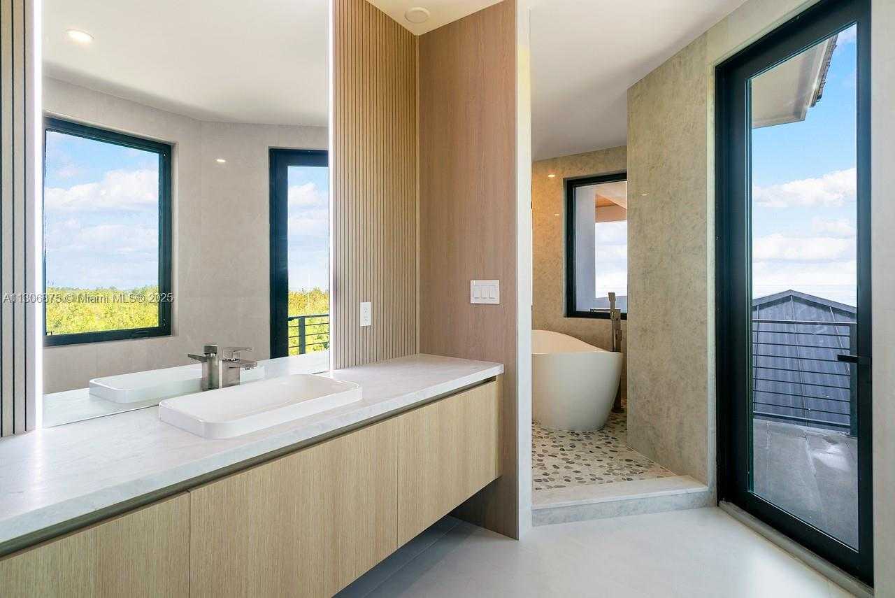 Small Image of 2405 COCO PLUM DR, Marathon Number 68