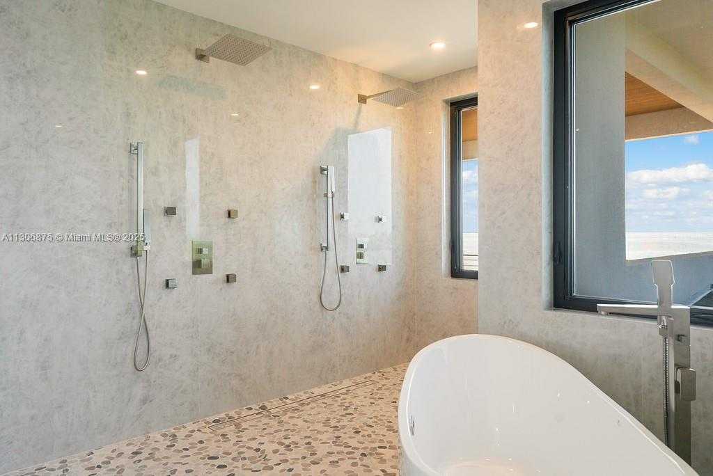 Small Image of 2405 COCO PLUM DR, Marathon Number 69