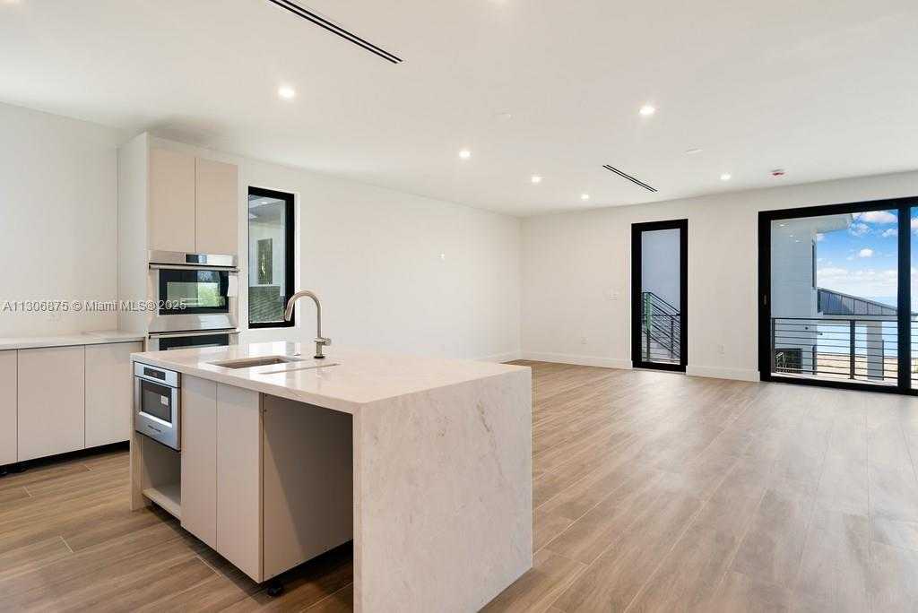 Small Image of 2405 COCO PLUM DR, Marathon Number 76