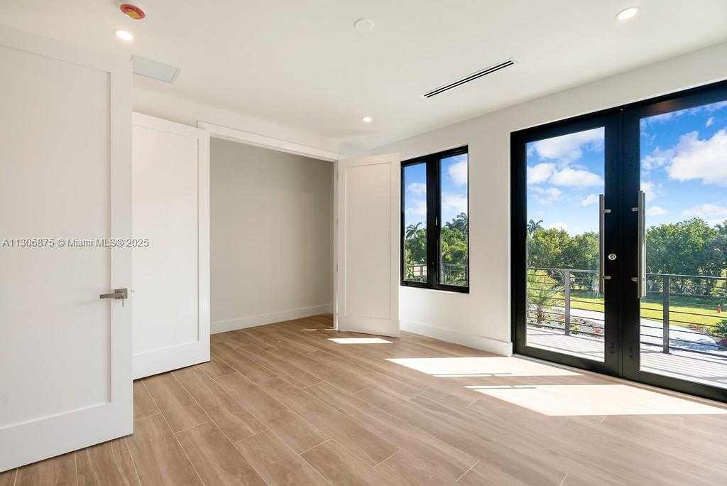 Small Image of 2405 COCO PLUM DR, Marathon Number 77