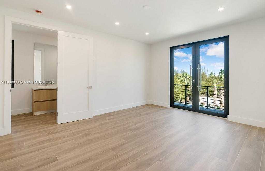 Small Image of 2405 COCO PLUM DR, Marathon Number 78