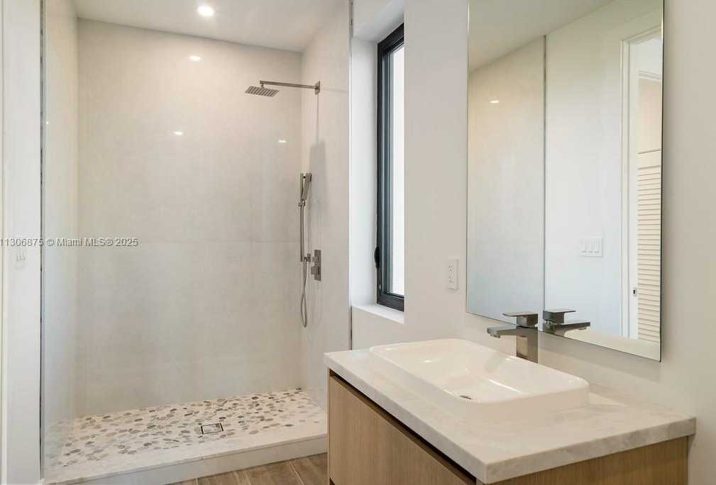 Small Image of 2405 COCO PLUM DR, Marathon Number 79