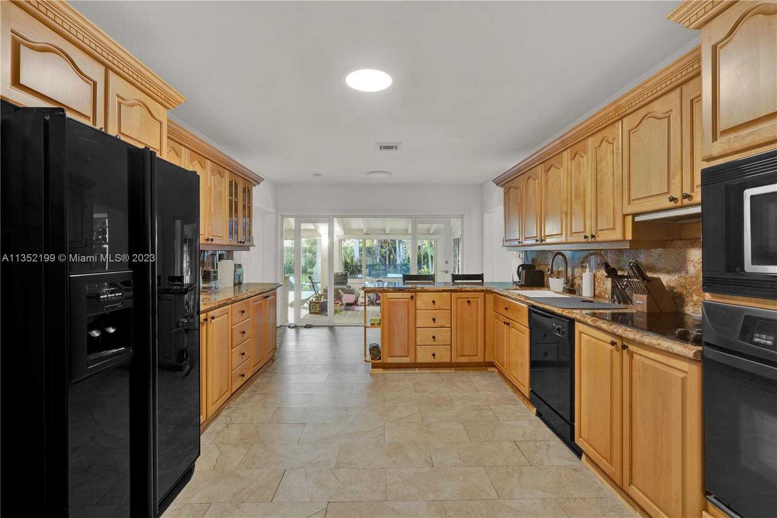 Small Image of 4756 BAY POINT RD, Miami Number 12