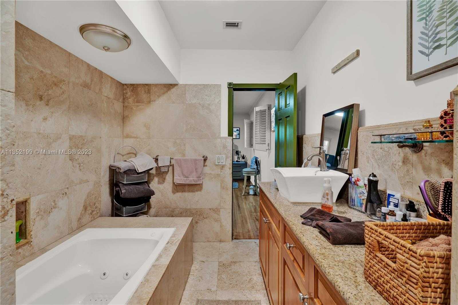 Small Image of 4756 BAY POINT RD, Miami Number 17