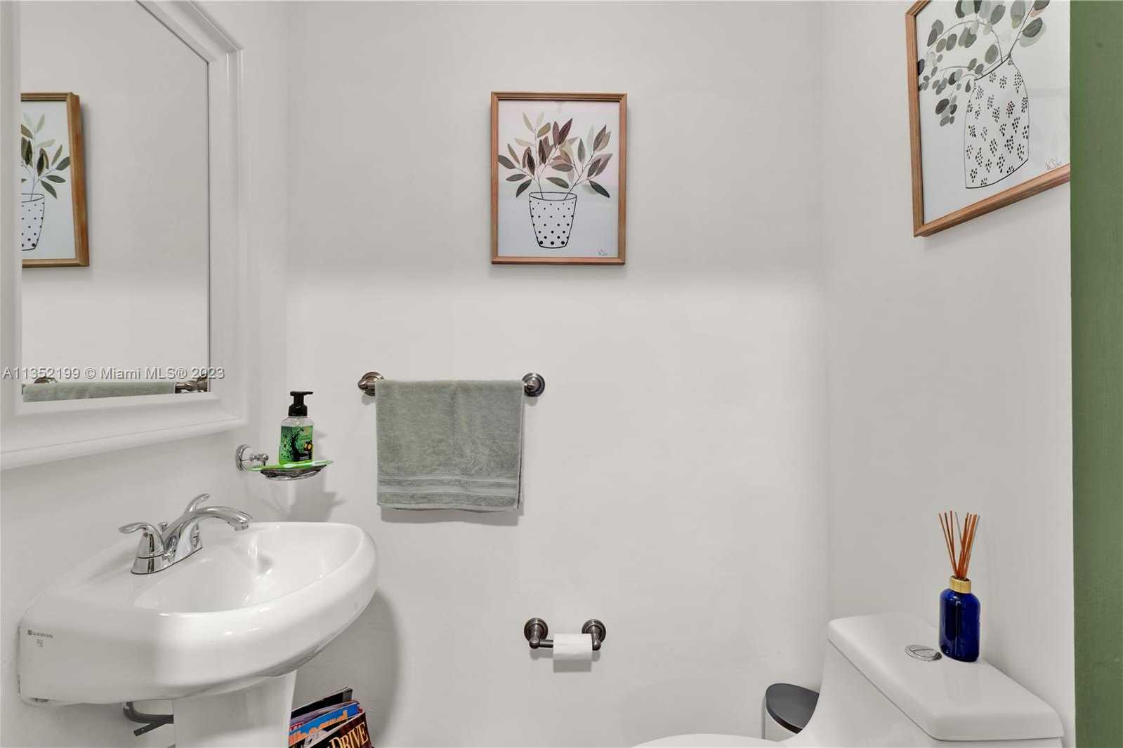 Small Image of 4756 BAY POINT RD, Miami Number 20