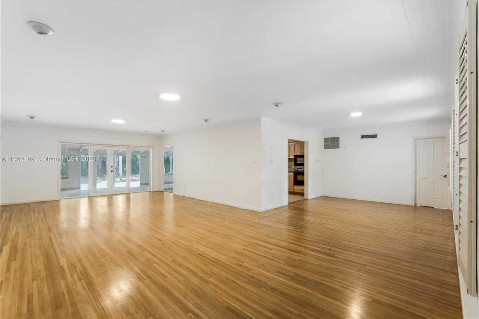 Small Image of 4756 BAY POINT RD, Miami Number 35
