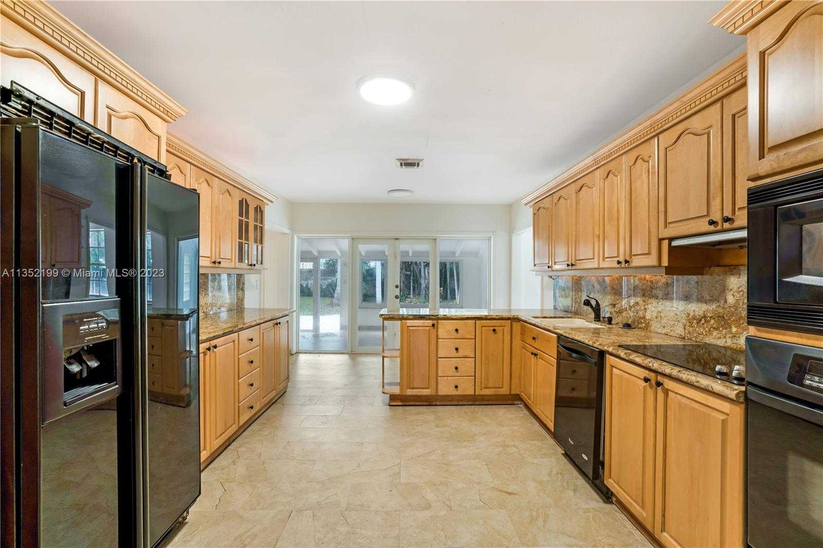 Small Image of 4756 BAY POINT RD, Miami Number 38