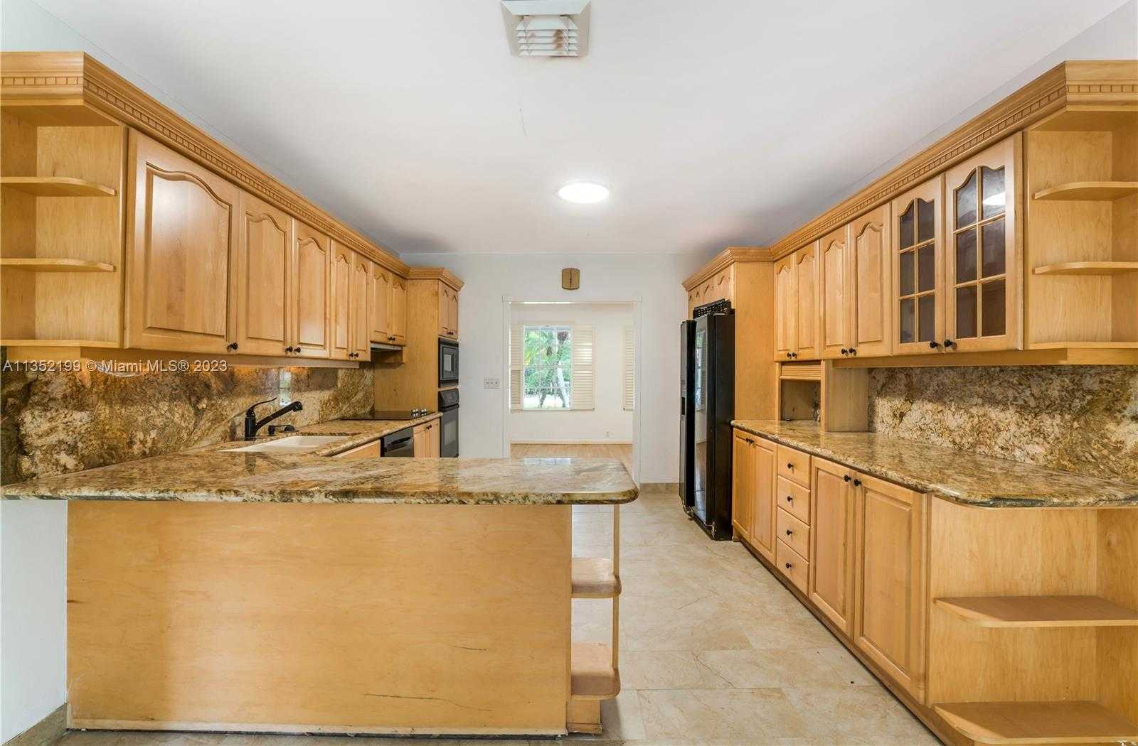 Small Image of 4756 BAY POINT RD, Miami Number 40