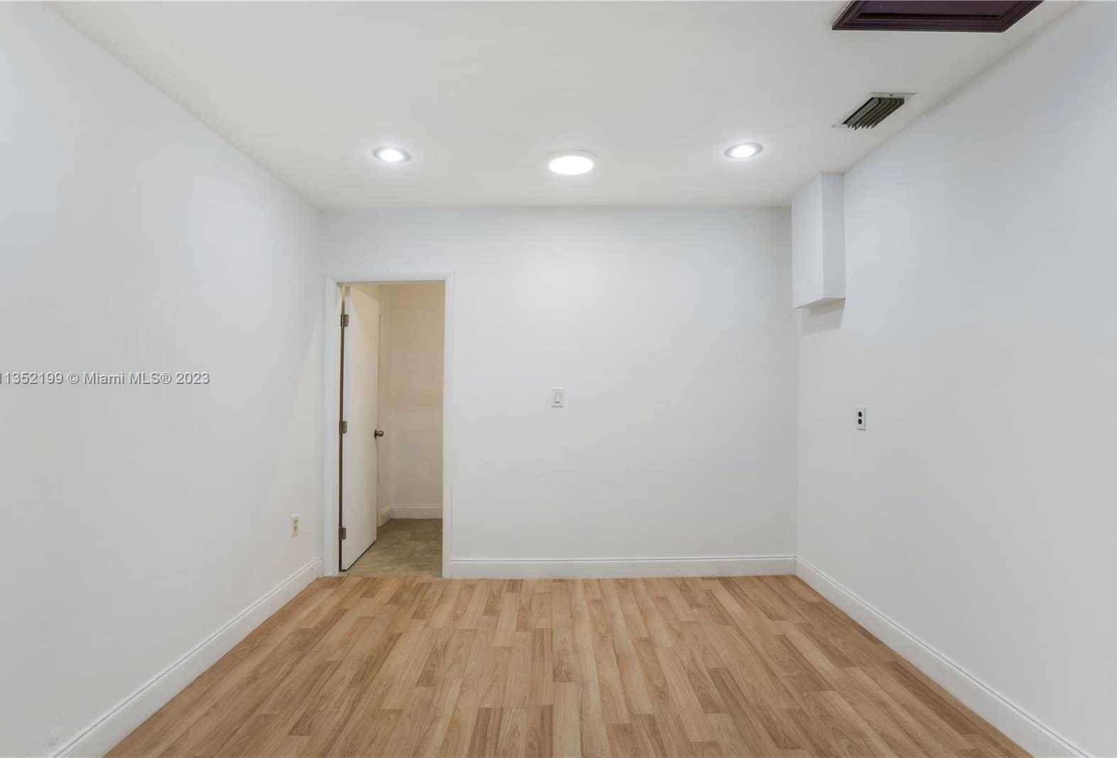 Small Image of 4756 BAY POINT RD, Miami Number 49