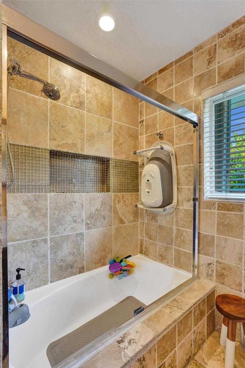 Small Image of 1912 NORTH EAST 119TH RD, North Miami Number 45