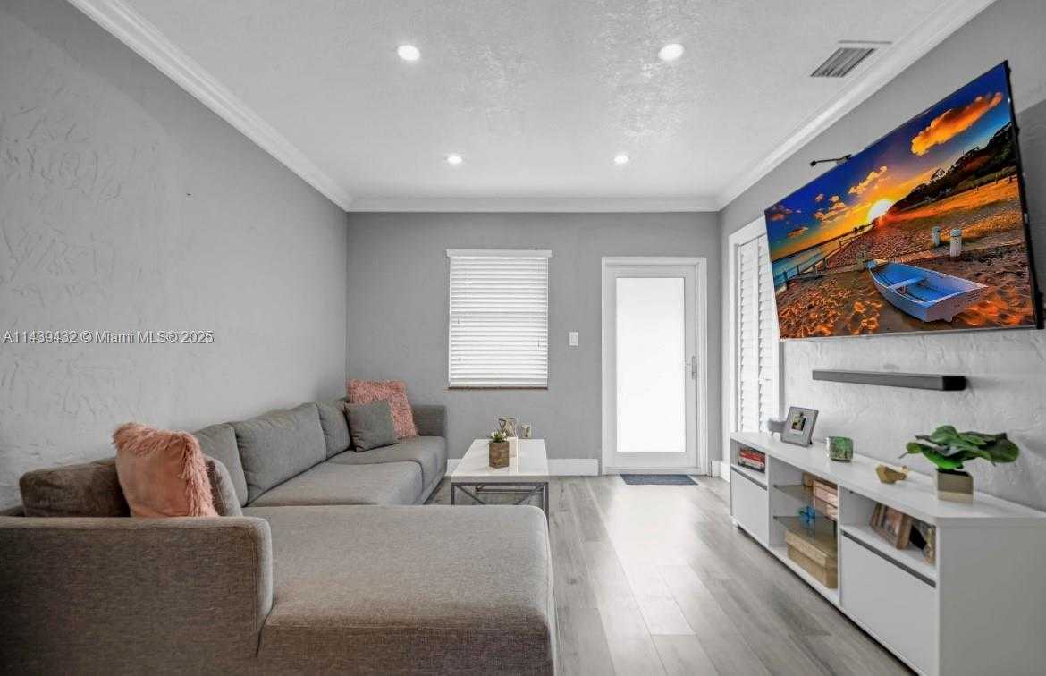 Small Image of 3360 EAST 10TH AVE, Hialeah Number 7