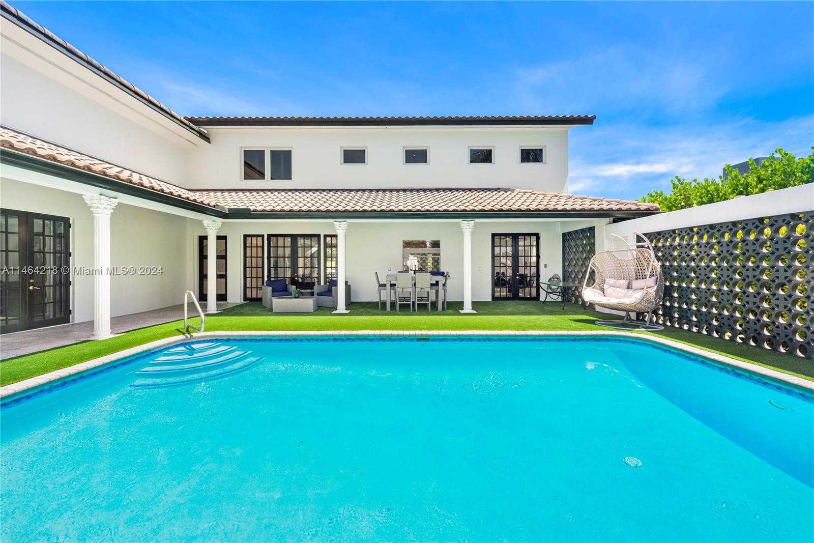 Small Image of 472 SUNSET DR, Hallandale Beach Number 2
