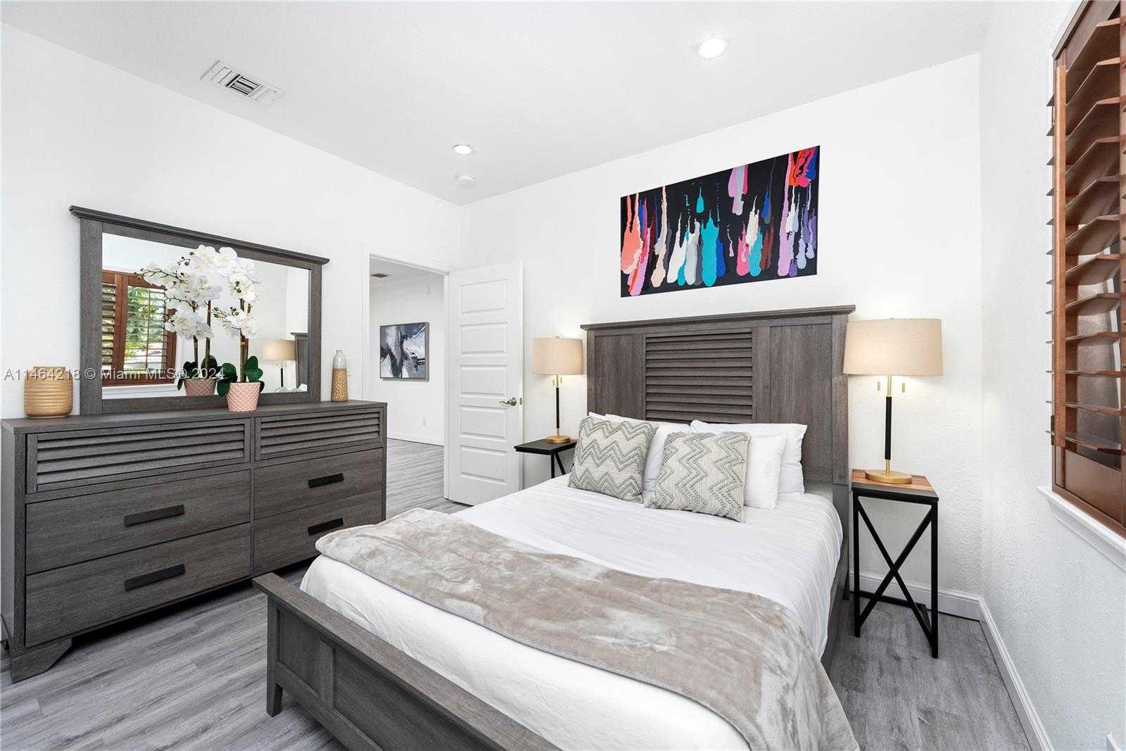 Small Image of 472 SUNSET DR, Hallandale Beach Number 24