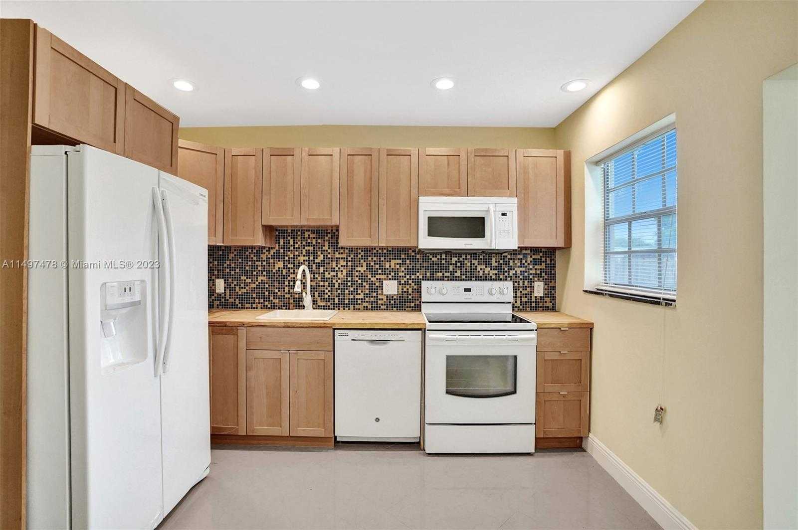 Small Image of 210 NORTH 72ND AVE, Hollywood Number 17