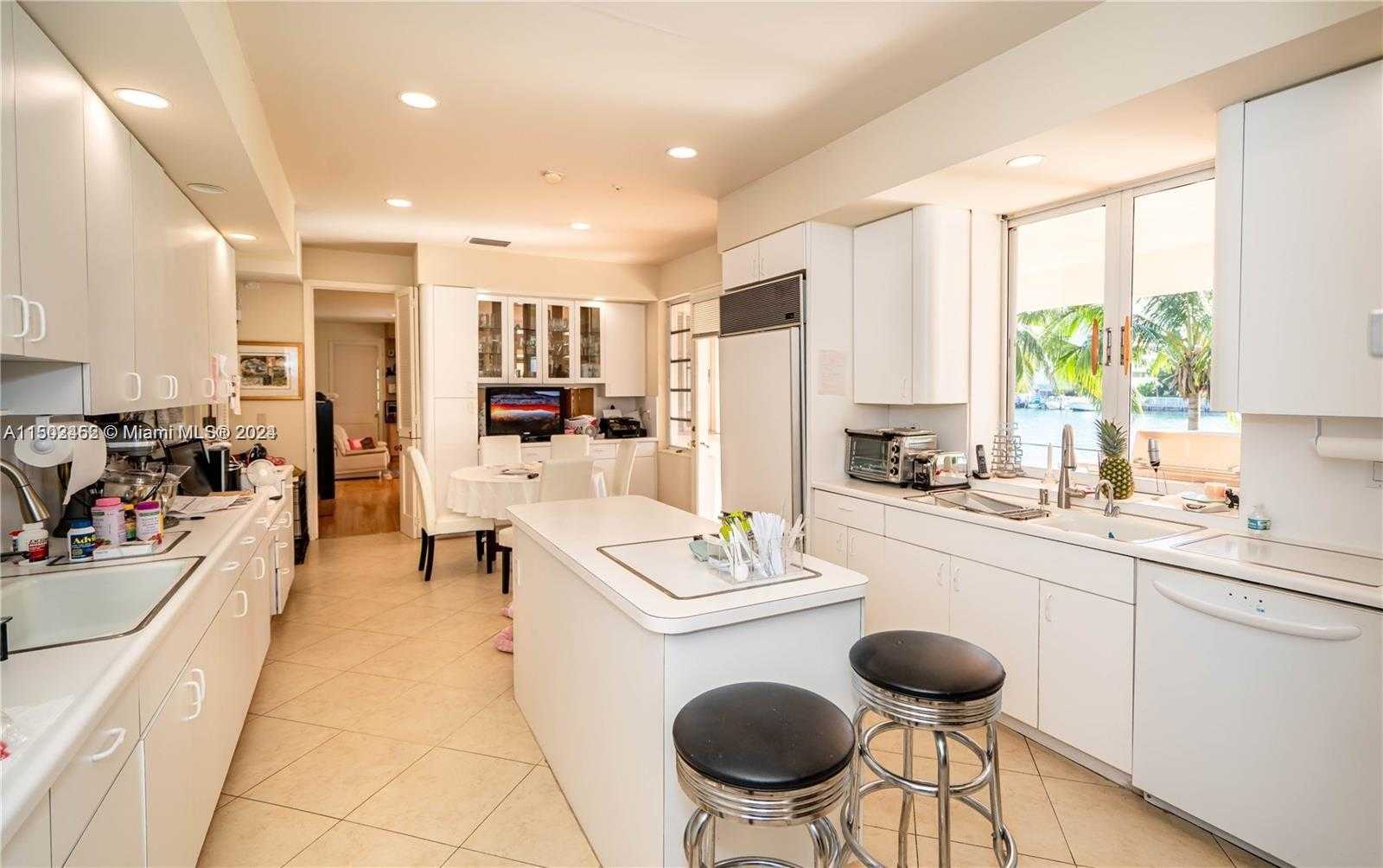 Small Image of 44, Bal Harbour Number 14